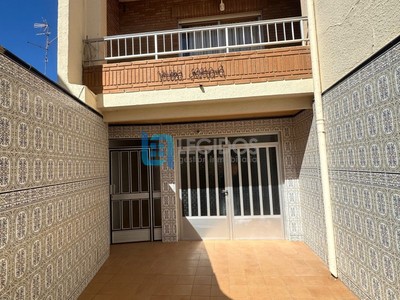 Casa en venta en Casas Ibáñez, con 3 dormitorios, baño, aseo, 2 plazas de garaje, trastero, balcón y terraza