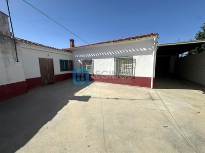 Casa en venta en Abengibre, con 4 dormitorios, baño y terreno
