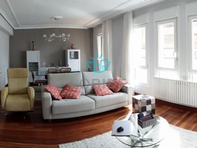 Piso en venta en Urduliz, con 3 dormitorios, 2 baños, aseo, 2 plazas de garaje, trastero, terraza y terreno