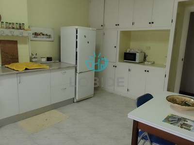 Piso en venta en Urduliz, con 3 dormitorios, baño, 2 plazas de garaje, trastero, terraza y terreno