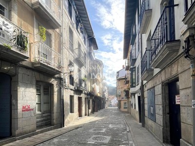 Piso en venta en Lekeitio, Casco Viejo, con 2 dormitorios, baño, trastero y balcón