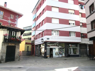 Piso en venta en Lekeitio, Zona Eskolape, con 3 dormitorios, baño, trastero y terraza