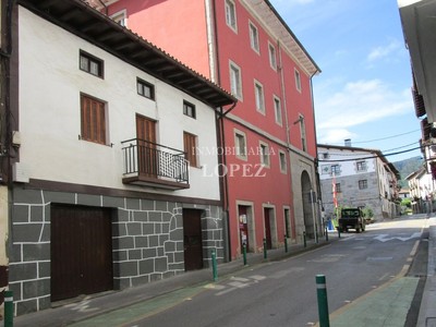 Casa en venta en Aulesti, Herri Erdian, con 3 dormitorios, baño, trastero y balcón
