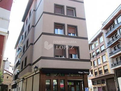Piso en venta en Lekeitio, Zona Eskolape, con 2 dormitorios, baño, trastero y balcón