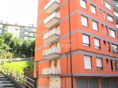 Piso en venta en Lekeitio, con 2 dormitorios, baño, trastero y balcón