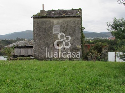 Casa en venta en Luarca, Alrededores Luarca, con 3 dormitorios, baño, plaza de garaje, trastero, terraza y terreno