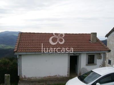 Casa en venta en Luarca, Alrededores Luarca, con 2 dormitorios, plaza de garaje, trastero y terreno