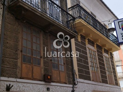 Edificio en venta en Luarca, Luarca Centro, con 7 dormitorios y 2 baños