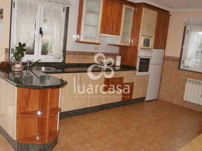 Casa en alquiler en Luarca, Alrededores Luarca, con 2 dormitorios, baño, 2 plazas de garaje, terraza y terreno