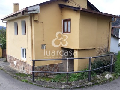 Casa en venta en Luarca, Alrededores Luarca, con 3 dormitorios, 2 baños, 2 plazas de garaje, trastero y terreno