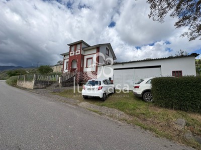 Casa en venta en Luarca, Alrededores Luarca, con 3 dormitorios, baño, 2 plazas de garaje, trastero y terreno