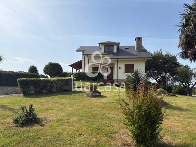 Casa en alquiler en Luarca, Alrededores Luarca, con 3 dormitorios, 2 baños, aseo, plaza de garaje, trastero y terreno