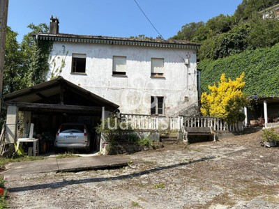 Casa en venta en Luarca, Luarca Centro, con 4 dormitorios, baño, trastero y terreno