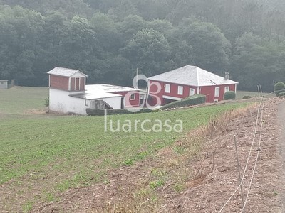 Casa en venta en Luarca, Alrededores Luarca, con 6 dormitorios, baño, aseo, trastero y terreno