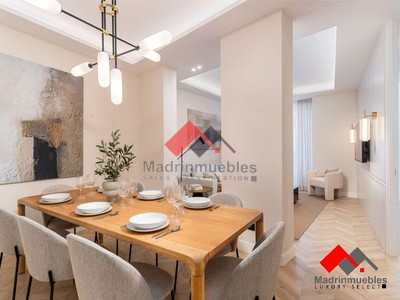 Piso en venta en Madrid, Sol, con 3 dormitorios, 3 baños y 2 balcones