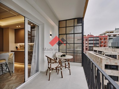 Piso en venta en Madrid, Salamanca, con 3 dormitorios, 3 baños, balcón y terraza