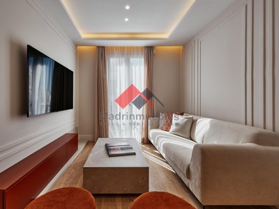 Piso en venta en Madrid, Salamanca, con 2 dormitorios, 2 baños y balcón