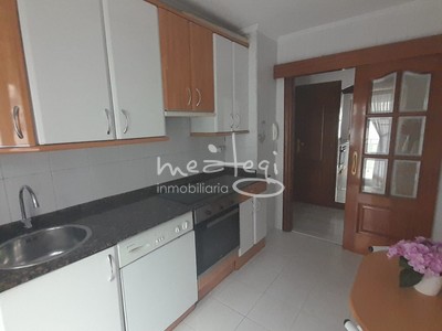 Piso en venta en Abanto, Doctor Areilza, con 3 dormitorios, baño y balcón