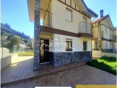 Chalet en venta en Castro Urdiales, con 3 dormitorios, 3 baños, plaza de garaje y terreno