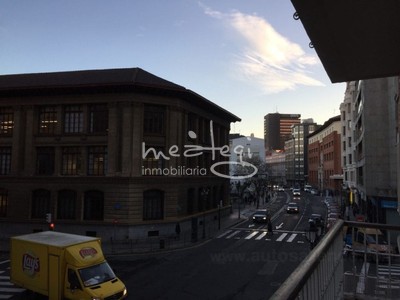 Piso en venta en Bilbao, con 5 dormitorios, 3 baños y trastero