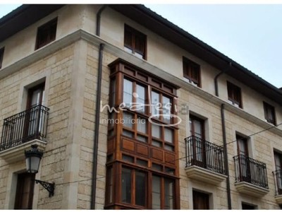 Piso en venta en Villarcayo, con 2 dormitorios, 2 baños, balcón y terraza