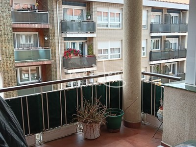 Piso en venta en Barakaldo, con 4 dormitorios, baño, trastero, balcón y terraza