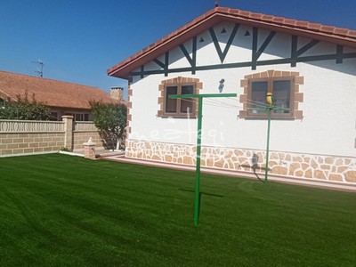 Chalet en venta en Medina De Pomar, con 3 dormitorios, baño, balcón y terreno