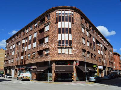 Piso en venta en Medina De Pomar, con 3 dormitorios, 2 baños, plaza de garaje, trastero, balcón y terraza