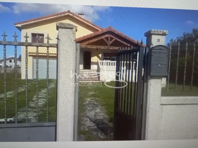 Chalet en venta en Medina De Pomar, con 3 dormitorios, 3 baños, plaza de garaje, trastero, balcón, terraza y terreno