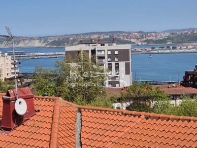 Piso en venta en Santurce, con 3 dormitorios, 2 baños, plaza de garaje, trastero y 2 balcones