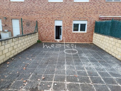 Piso en venta en Medina De Pomar, con 2 dormitorios, baño, balcón y terraza