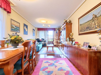 Piso en venta en Barakaldo, con 3 dormitorios, 2 baños, plaza de garaje, trastero y balcón