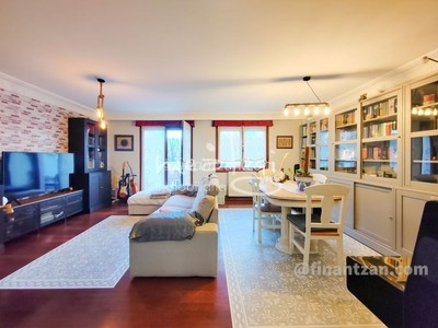 Chalet en venta en Trapaga, con 4 dormitorios, 4 baños, 2 plazas de garaje y balcón
