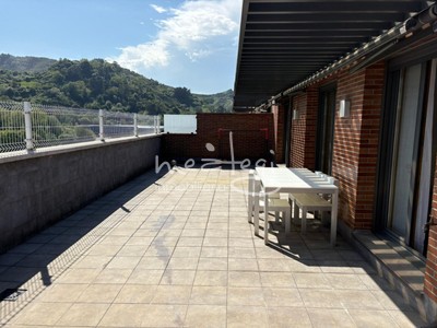 Ático en venta en Ortuella, con 3 dormitorios, 2 baños, 2 plazas de garaje, trastero y 2 balcones