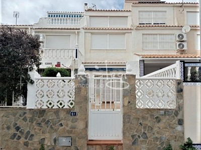 Adosado en venta en Torrevieja, con 2 dormitorios, 3 baños, plaza de garaje, trastero y balcón