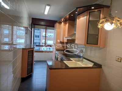 Piso en venta en Barakaldo, con 3 dormitorios, 2 baños, plaza de garaje y trastero