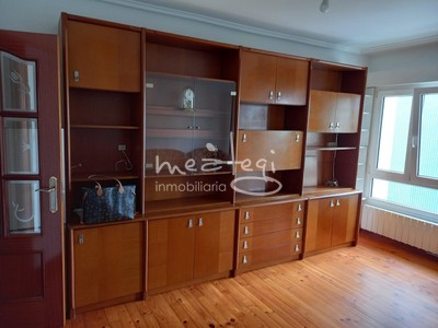 Piso en venta en Barakaldo, con 3 dormitorios, baño y 2 balcones
