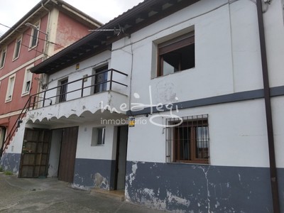 Casa en venta en Ortuella, Golifar, con 3 dormitorios, baño, plaza de garaje, trastero y balcón