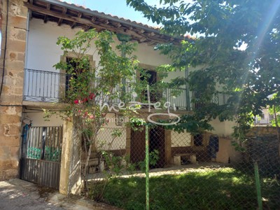 Casa en venta en Espinosa De Los Monteros, con balcón y terreno