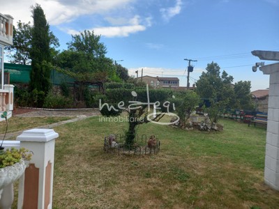 Chalet en venta en Villarcayo, con 5 dormitorios, 2 baños, aseo, plaza de garaje, trastero, balcón y terreno