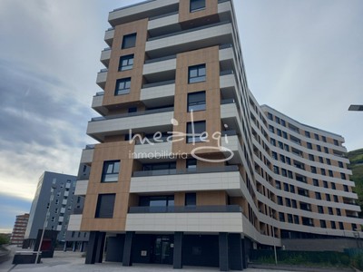 Piso en alquiler en Santurtzi, con 3 dormitorios, 2 baños, plaza de garaje, trastero y 2 balcones