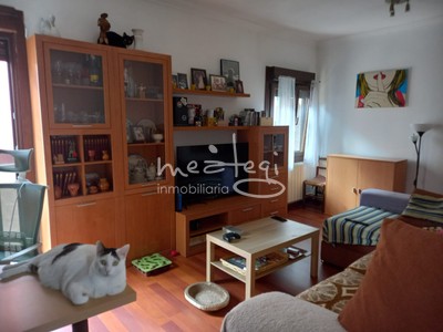 Piso en venta en Santurtzi, con 2 dormitorios, baño, plaza de garaje y balcón