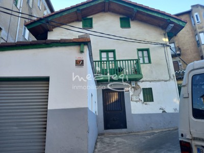 Casa en venta en Barakaldo, con 6 dormitorios, baño, 2 plazas de garaje, trastero y balcón
