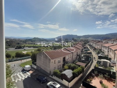 Piso en venta en Gallarta, con 3 dormitorios, baño, trastero y balcón