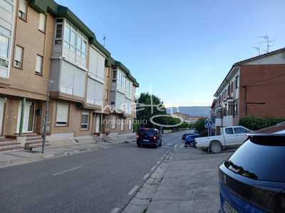 Piso en venta en Medina De Pomar, con 3 dormitorios, baño y balcón