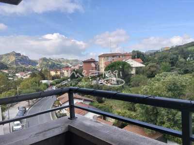 Piso en venta en Ortuella, con 4 dormitorios, 3 baños, aseo, 2 plazas de garaje, trastero y balcón