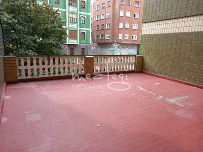 Piso en venta en Barakaldo, con 3 dormitorios, baño y terraza