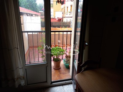 Piso en venta en Barakaldo, con 4 dormitorios, baño, trastero y 2 balcones