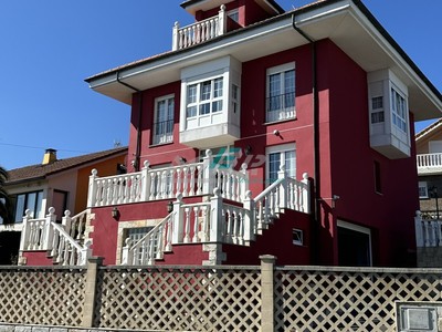 Chalet en venta en Candas, El Llagarón, con 5 dormitorios, 5 baños y terreno