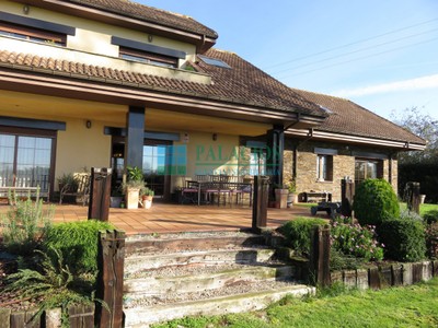 Chalet en venta en Oviedo, Villamiana, con 4 dormitorios, 4 baños, aseo, 3 plazas de garaje, trastero, balcón y terreno